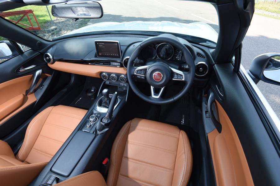 Интерьер Fiat 124 Spider  2016 года  (UK) (фото 24 из 37)